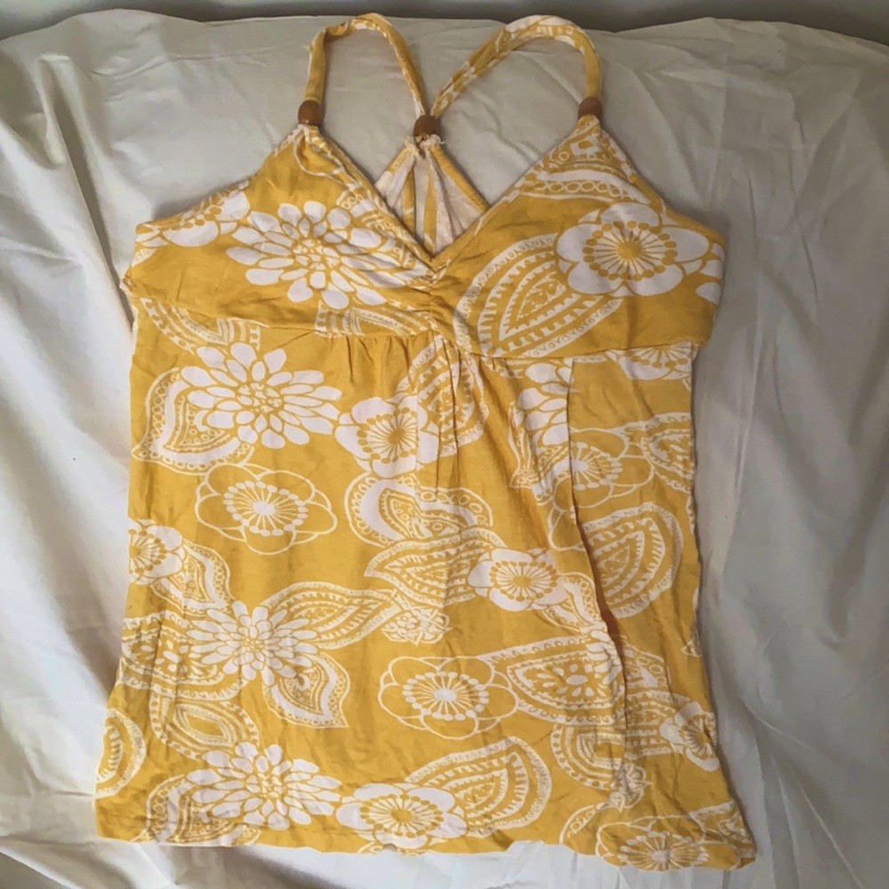 Super cute yellow tank top 🌼
